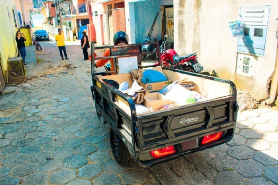 São Sebastião testa moto elétrica adaptada para coleta de lixo em ruas de difícil acesso