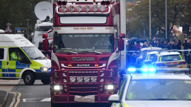 Polícia prende dois suspeitos pela morte de 39 pessoas em um caminhão na Inglaterra