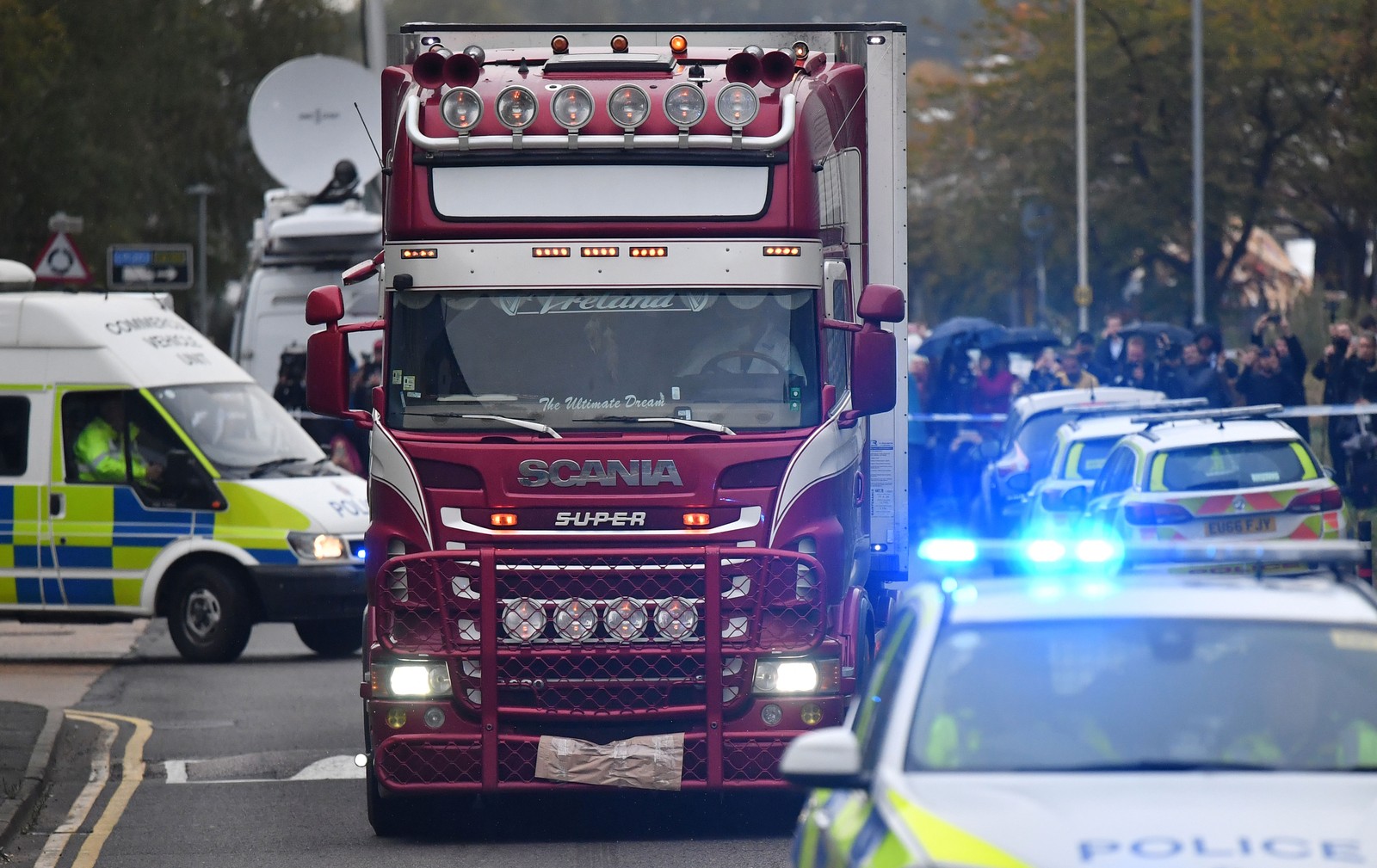 Polícia prende dois suspeitos pela morte de 39 pessoas em um caminhão na Inglaterra