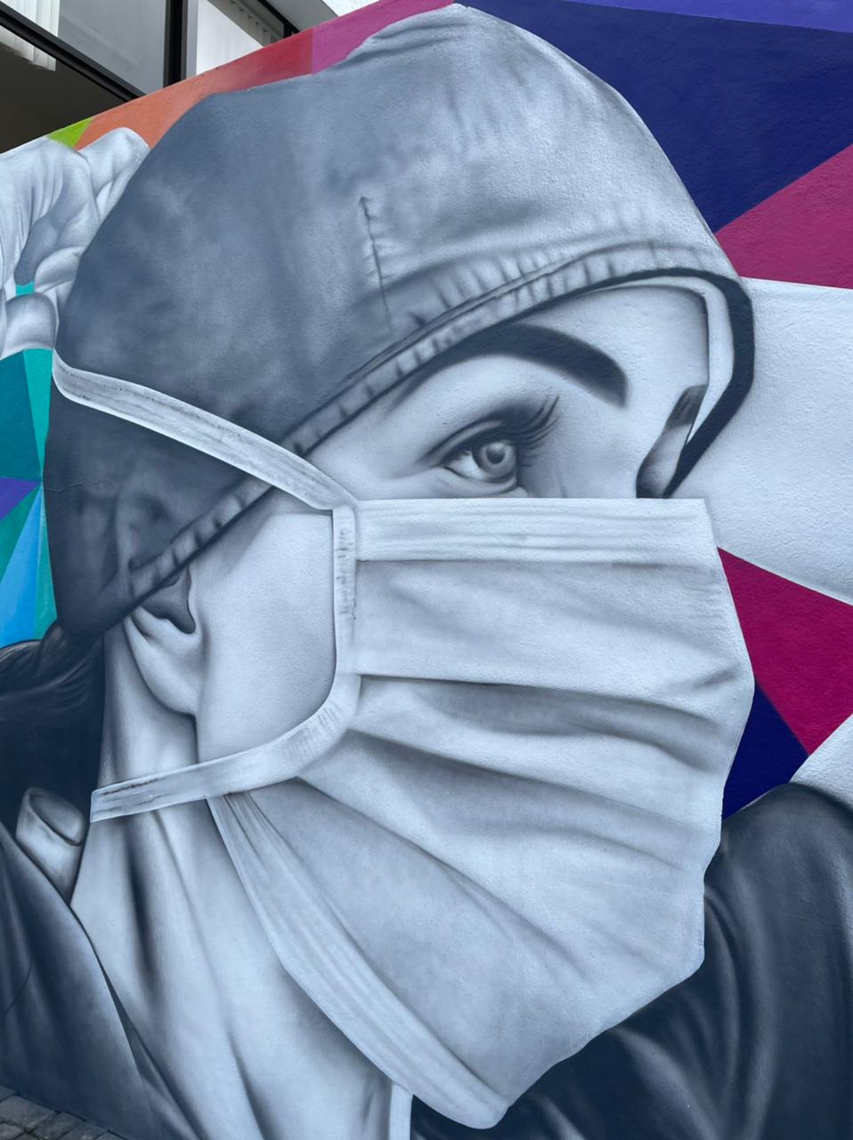 Hospital de Ilhabela ganha mural em homenagem aos profissionais da Saúde