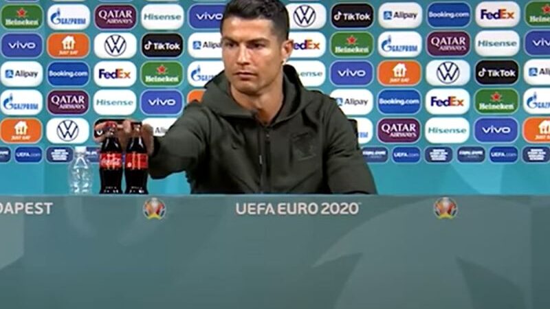 Cristiano Ronaldo faz Coca-Cola perder mais de 20 BILHÕES de reais!!!