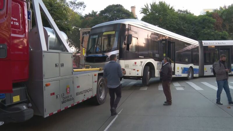 Protesto de motoristas de ônibus deixa SP paralisada
