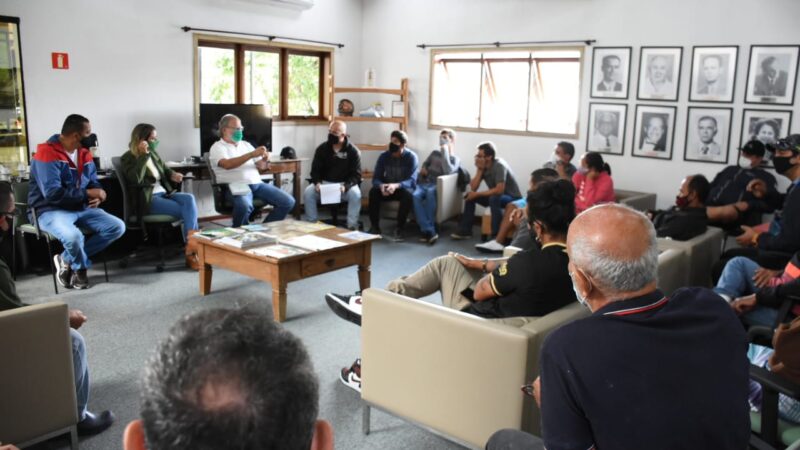 Colucci recebe representantes de comunidades tradicionais caiçaras