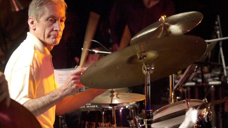 Charlie Watts, baterista do Rolling Stones, morre aos 80 anos