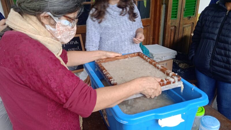 Oficina de Papel Reciclado é realizada na Casa Caiçara