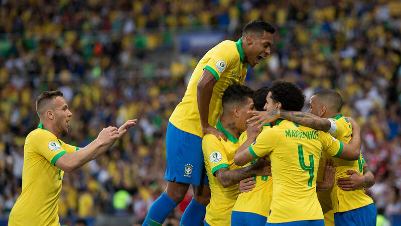 Brasil vence o Peru com facilidade e amplia recorde nas eliminatórias