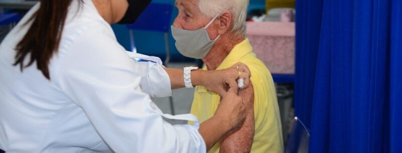 Idosos recebem terceira dose da vacina e adolescentes de 12 a 17 anos a primeira a partir de quarta