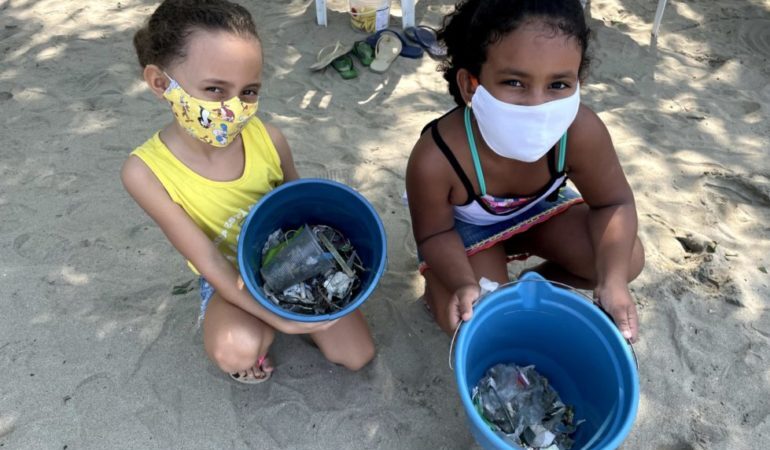 Limpeza da praia da Barra Seca conta com esforço coletivo e presença da família Schurmann