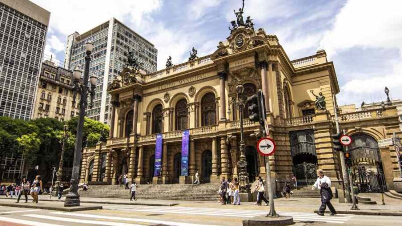 Theatro Municipal completa 110 anos com programação especial
