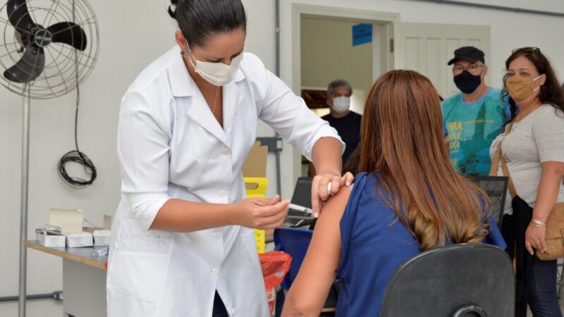 Prefeitura de Ubatuba convoca profissionais da Educação a tomar segunda dose contra a Covid-19