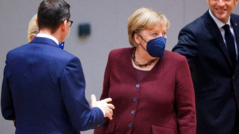 Angela Merkel é aplaudida de pé em sua última cúpula europeia