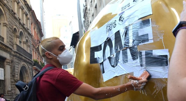 Escultura do “touro de ouro” amanhece pichada e com cartaz contra a fome