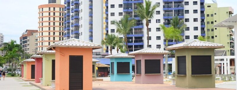 Artesãos de Caraguatatuba já trabalham na Praça Antônio Fachini após receberem boxes