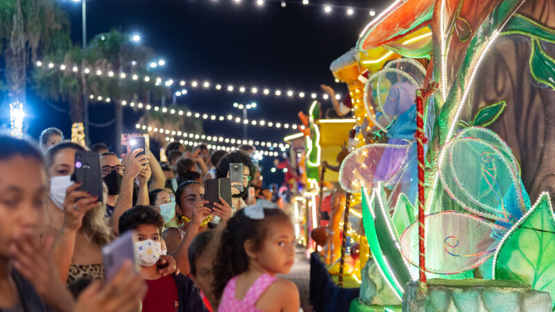 Chegada do Papai Noel em São Sebastião foi um grande sucesso entre crianças e adultos