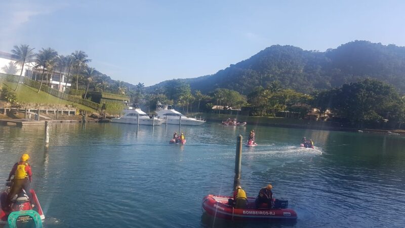 Queda de avião em Ubatuba, Marinha encontra mochila que seria de um dos tripulantes