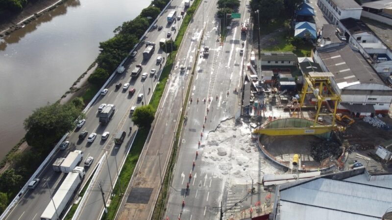 Concretagem de cratera na Marginal Tietê é finalizada e pista central será liberada às 17h desta quinta