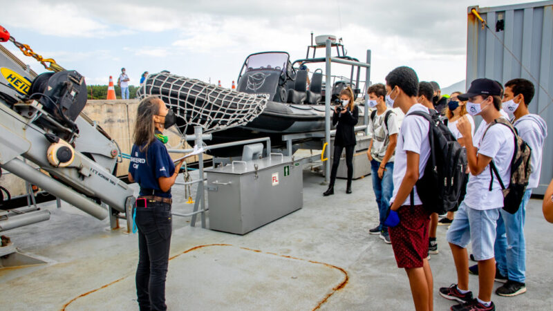 ALUNOS VISITAM NAVIO OCEAN WARRIOR