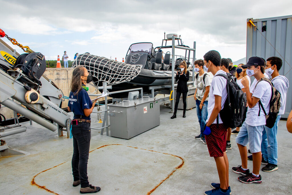 ALUNOS VISITAM NAVIO OCEAN WARRIOR