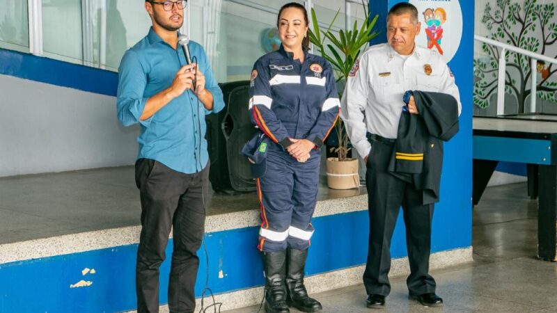 CAPITÃO DO CORPO DE BOMBEIROS DE FORT LAUDERDALE (EUA) ACOMPANHA PROGRAMA SAMUZINHO NA ESCOLA