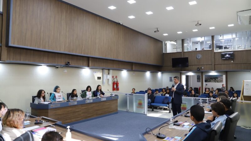 JOVENS VEREADORES PARTICIPAM DE REUNIÃO NA CÂMARA MUNICIPAL