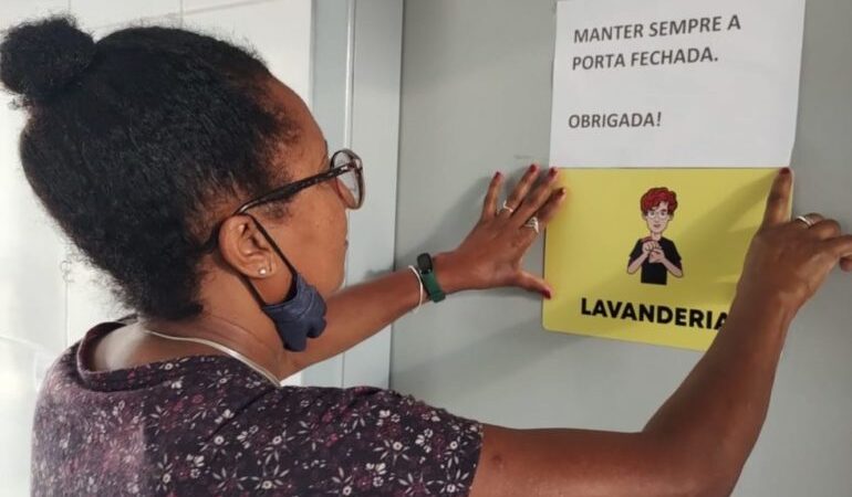 Projeto Libras na Escola instala placas de identificação para promover inclusão