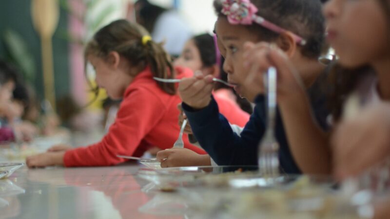 Cardápio Caiçara é servido nas escolas municipais de ensino de Ilhabela em comemoração ao aniversário da cidade