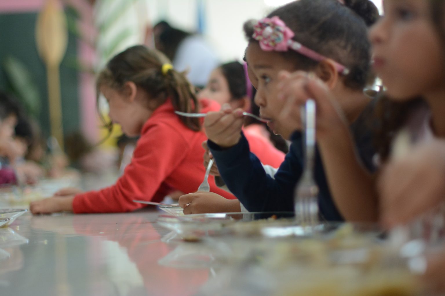 Cardápio Caiçara é servido nas escolas municipais de ensino de Ilhabela em comemoração ao aniversário da cidade