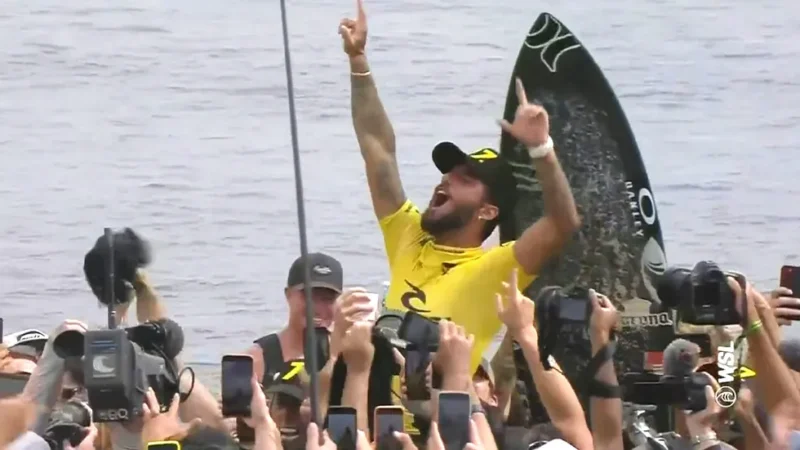 Filipe Toledo é o quarto brasileiro campeão mundial de surfe