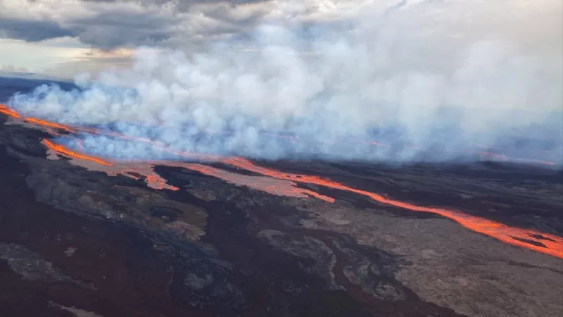 Maior vulcão ativo do mundo, Mauna Loa entra em erupção no Havaí