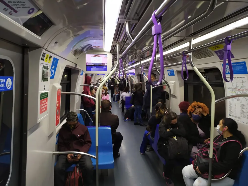 São Paulo retoma obrigatoriedade do uso de máscara no transporte público