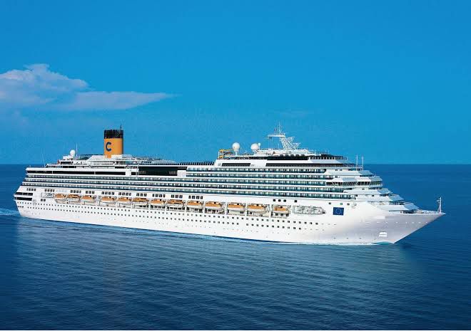 Navio de cruzeiro Costa Favolosa em parada extra nesta terça-feira em Ilhabela