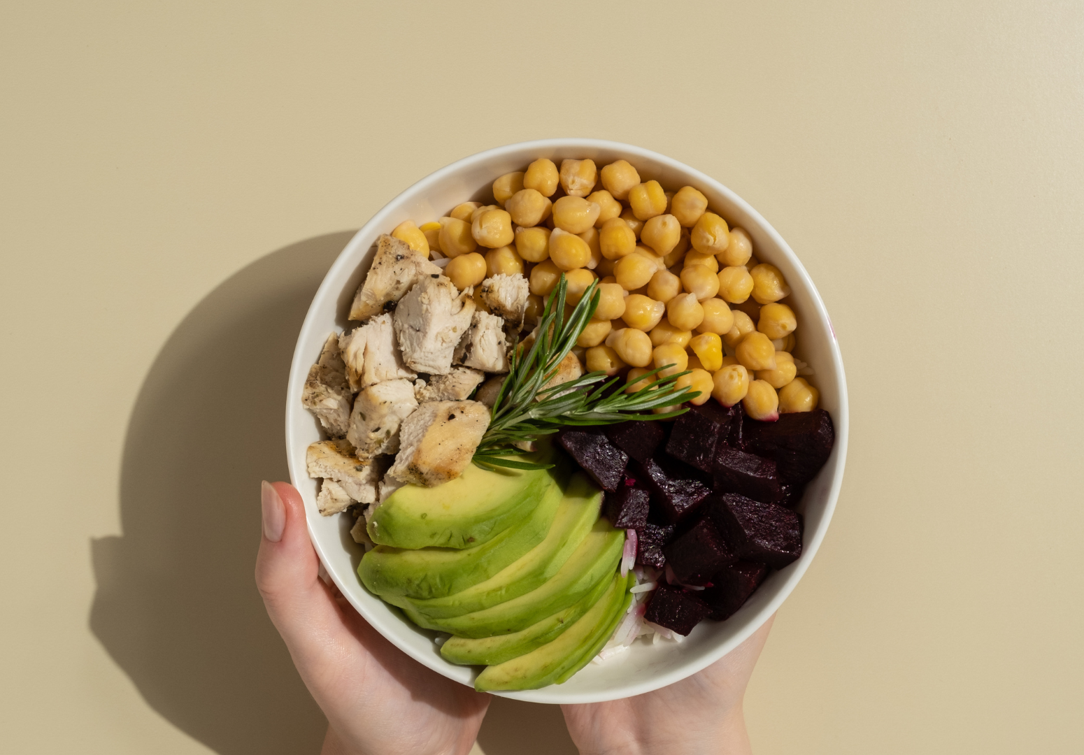 Passa o dia todo sentado? Invista em uma alimentação mais saudável
