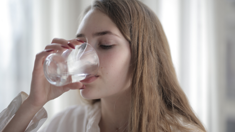 Beber água retarda o envelhecimento e previne doenças