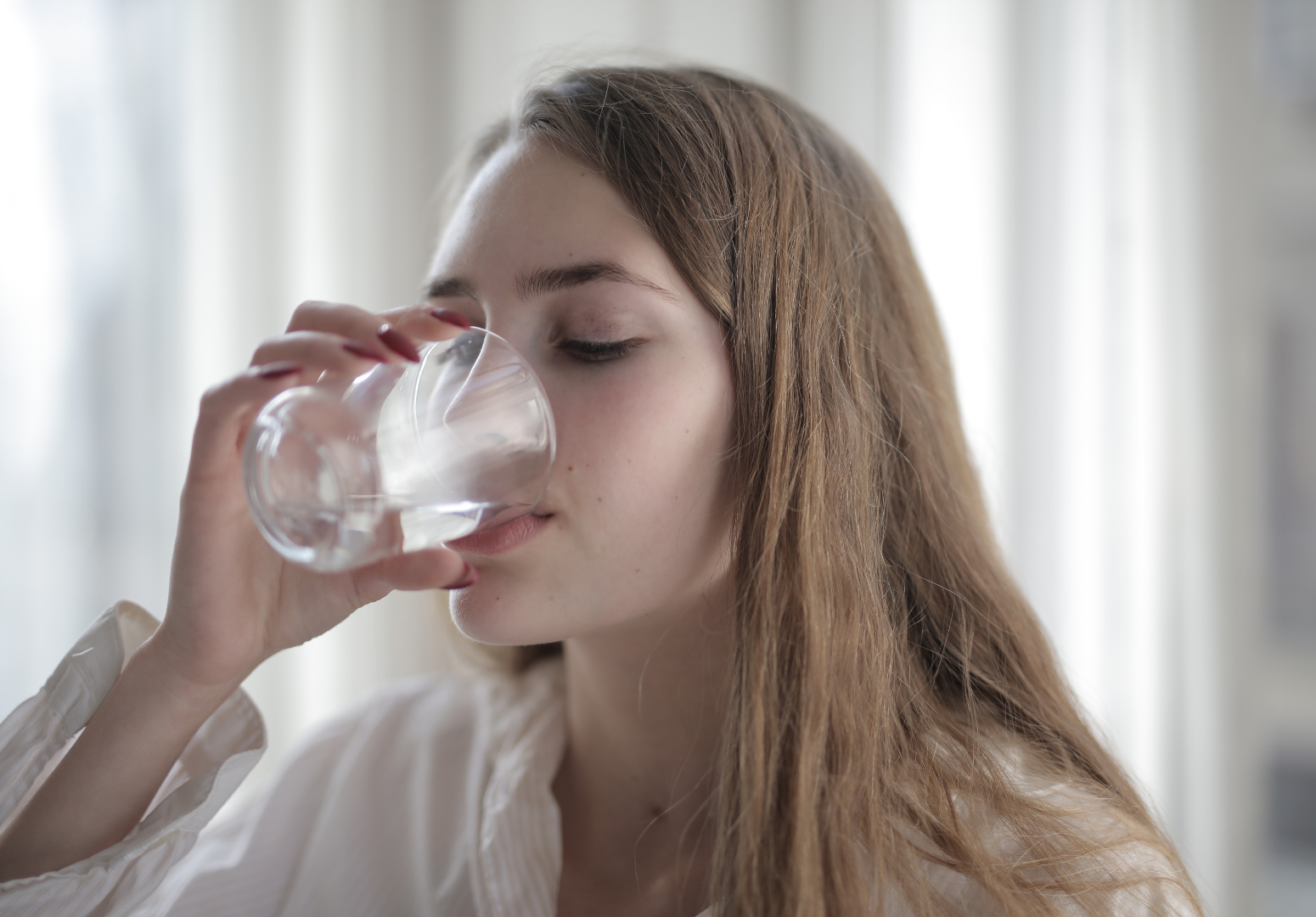 Beber água retarda o envelhecimento e previne doenças