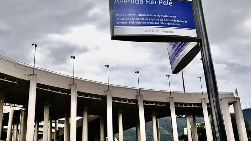 Avenida Rei Pelé: Colocação da placa no trecho próximo ao Maracanã foi feita nesta quarta-feira (4)