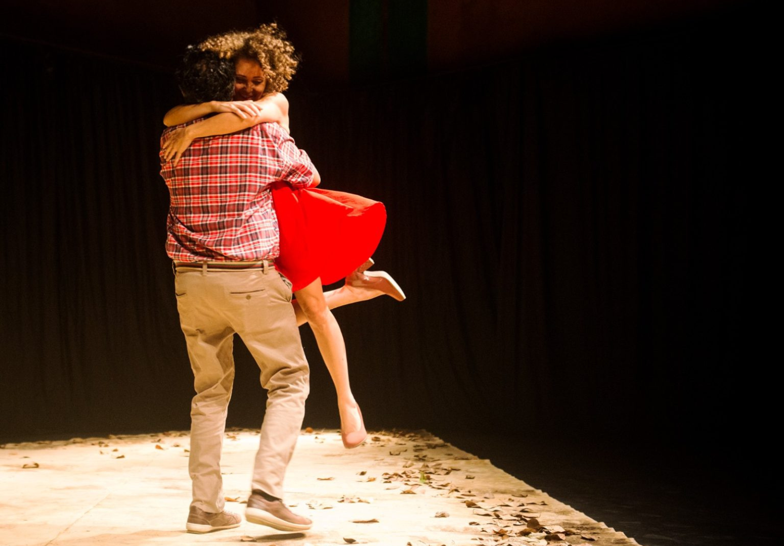 Espetáculo teatral gratuito com reflexões sobre relacionamentos amorosos
