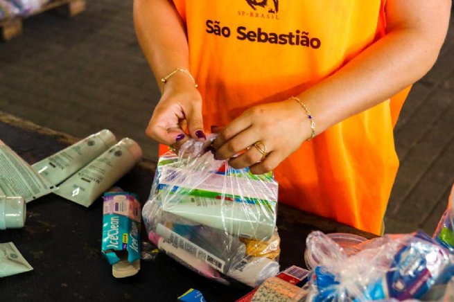 Distribuição de Kits de Higiene Femininos pelo Fundo Social de São Sebastião no CRAS da Topolândia