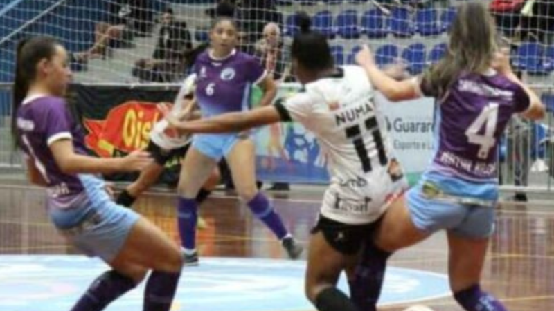 Futsal feminino é atração em Caraguatatuba