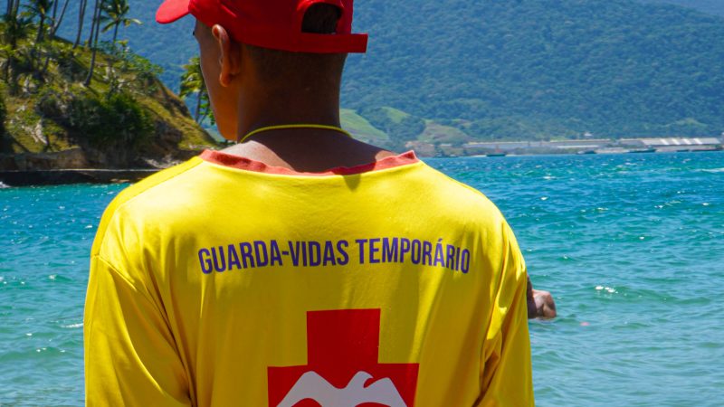 Guarda-Vidas temporário começam a atuar nas praias de Ilhabela