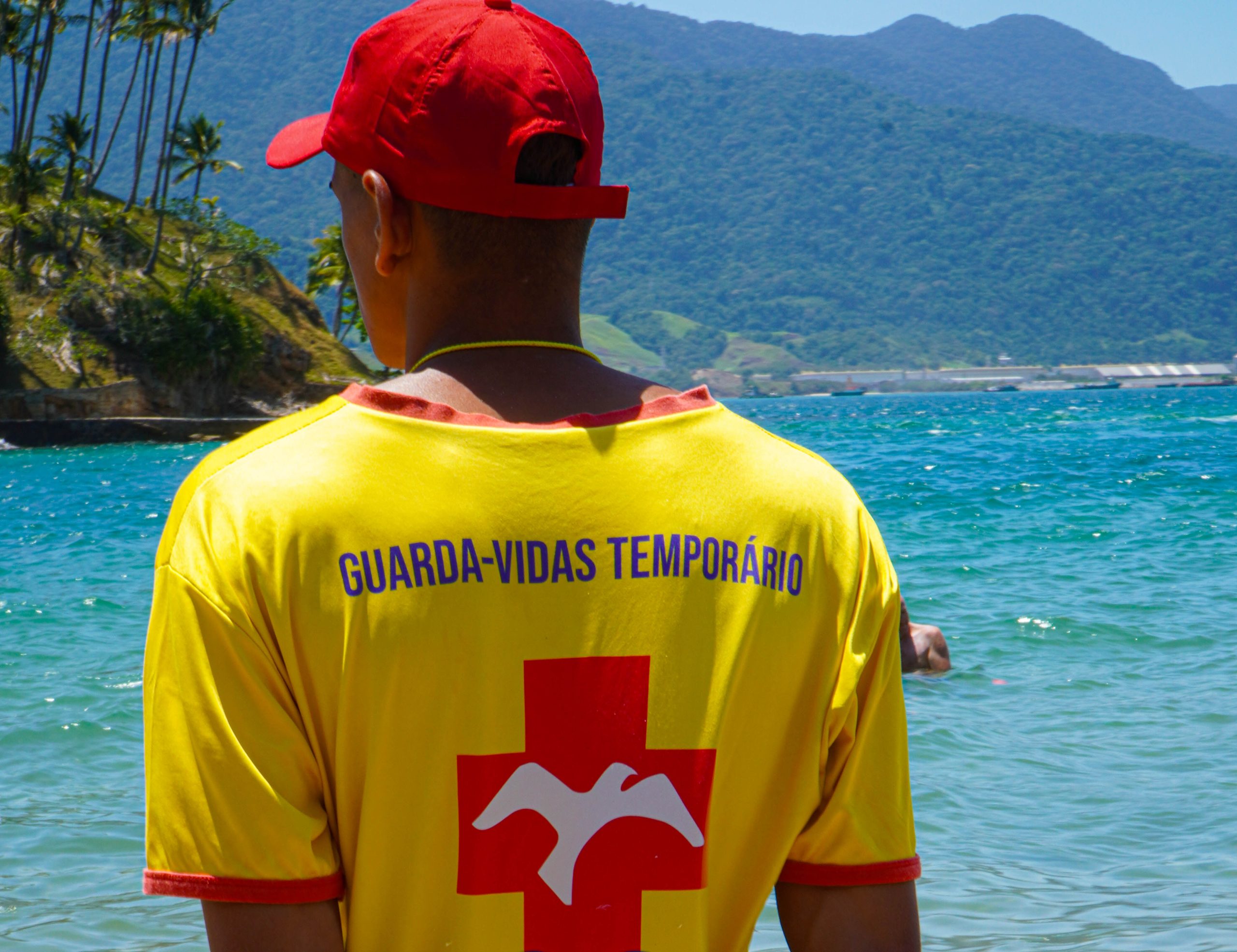 Guarda-Vidas temporário começam a atuar nas praias de Ilhabela