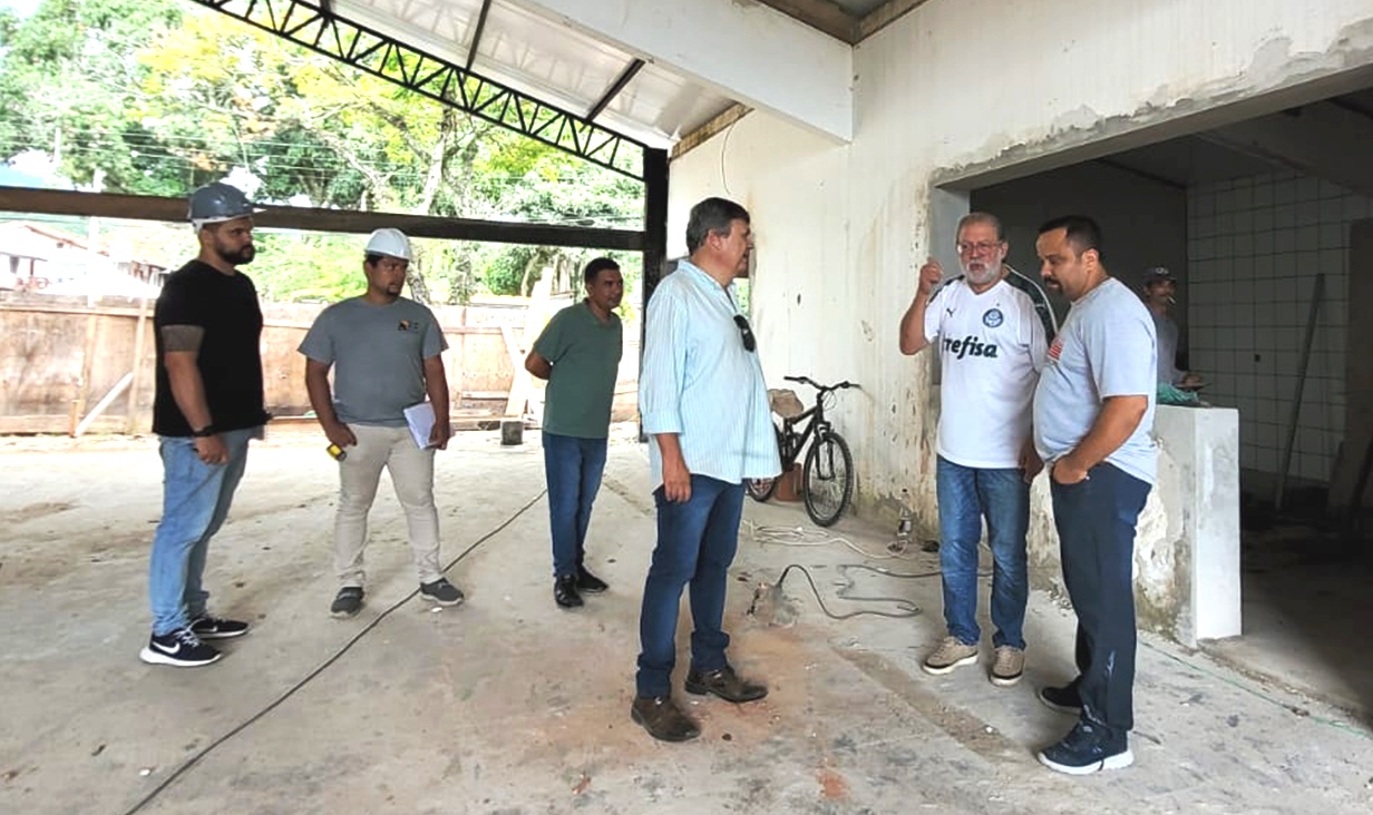 Prefeito Toninho Colucci inspeciona obras em andamento em Ilhabela
