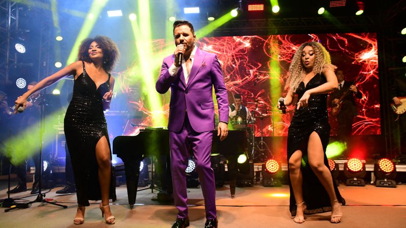 Maurício Manieri cantou e encantou na  Festa da 16ª Exposição de Orquídeas