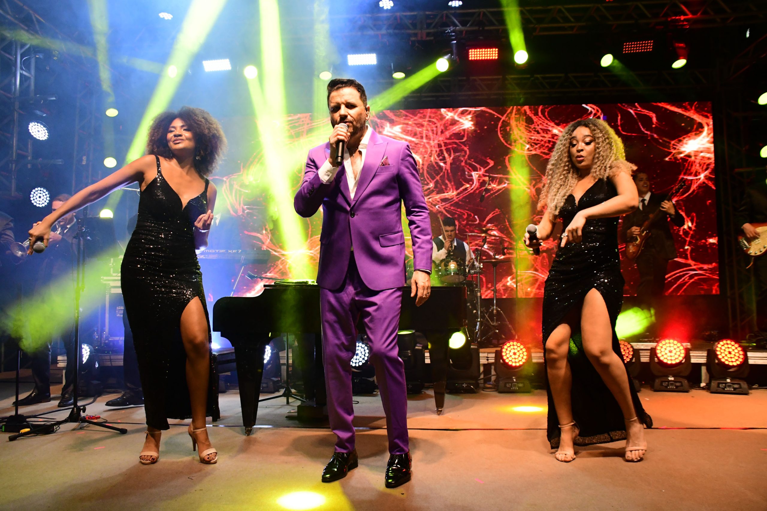 Maurício Manieri cantou e encantou na  Festa da 16ª Exposição de Orquídeas