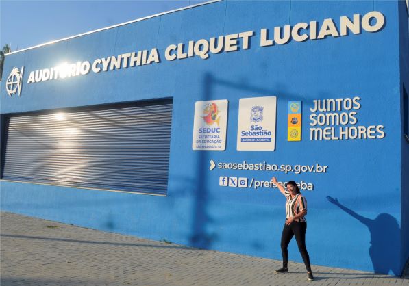 Professora Carla Costa comemora a inauguração do Auditório Cynthia Cliquet Luciano