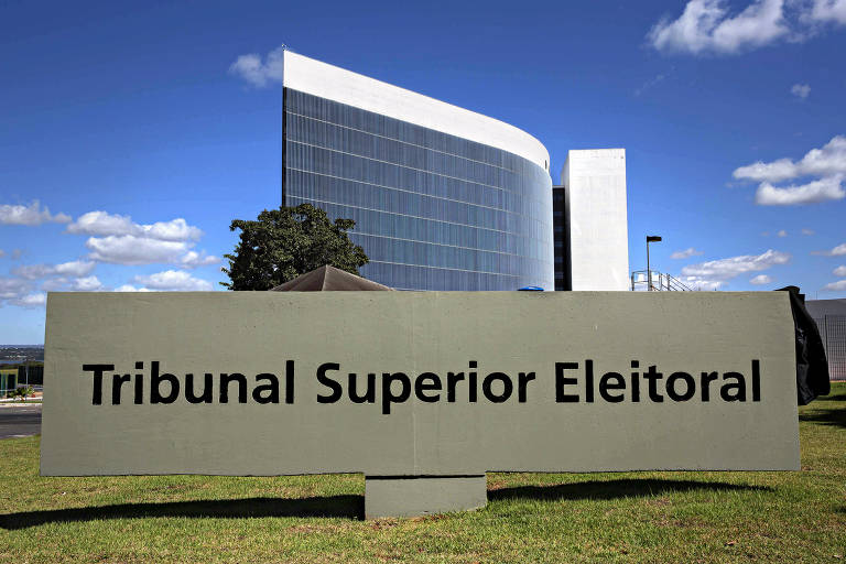 Ministro do TSE absolve Bolsonaro