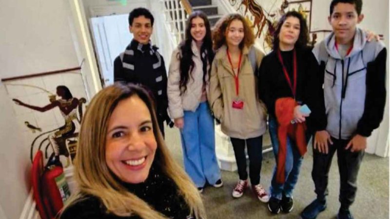 Estudantes de São Sebastião participam de atividades culturais em Oxford durante intercâmbio