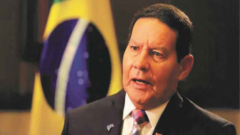 Mourão diz que Bolsonaro é vítima de perseguição política