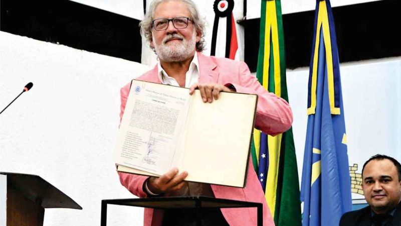 Toninho Colucci toma posse para seu quarto mandato como prefeito de Ilhabela