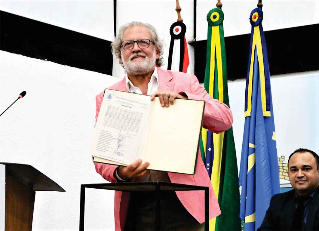 Toninho Colucci toma posse para seu quarto mandato como prefeito de Ilhabela