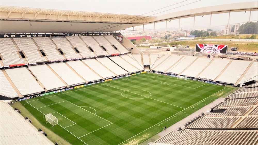 Jovens atletas de São Sebastião visitam estádio do Corinthians
